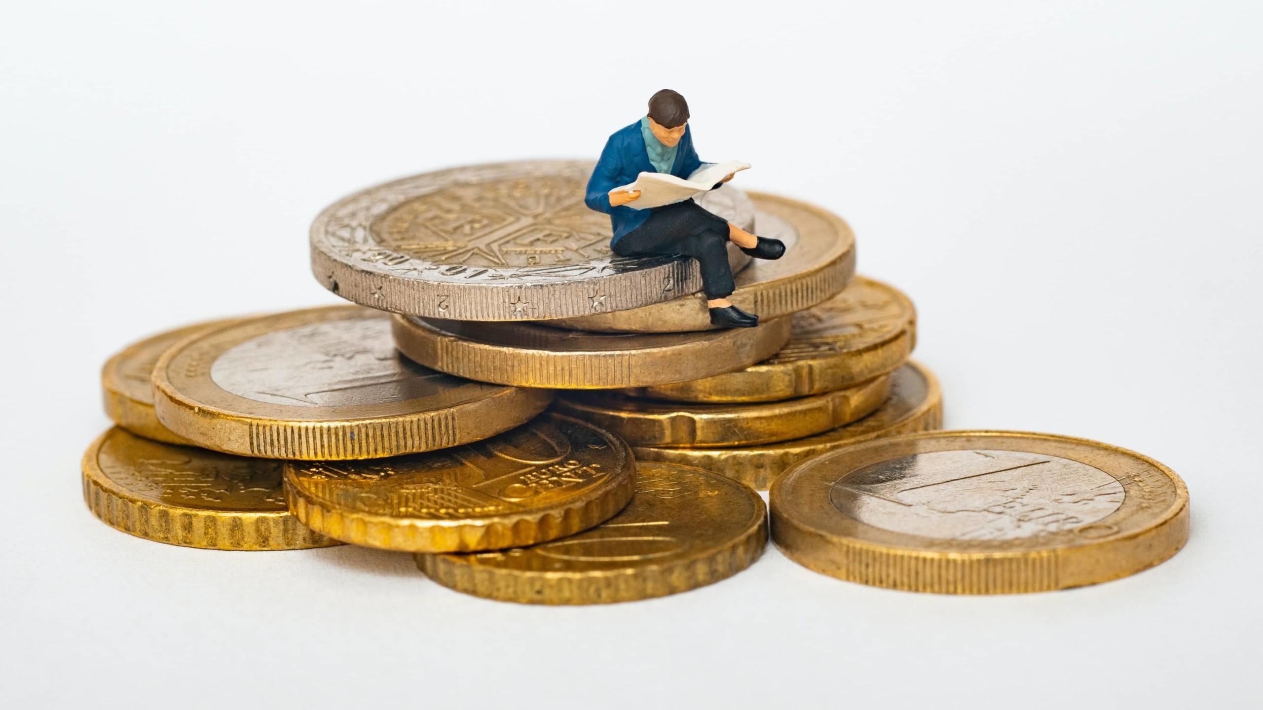 Salesforce juttu pieni ihminen istumassa eurojen päällä